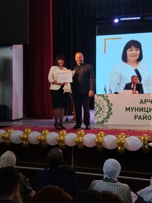 Арча районы мәгариф хезмәткәрләренә төрле бүләкләр тапшырылды