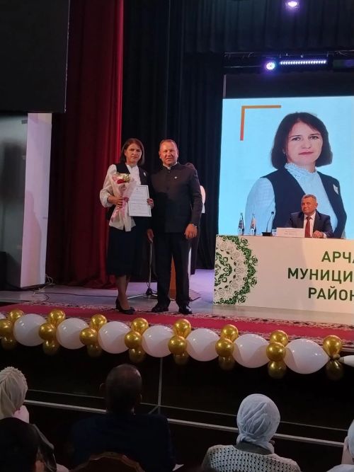 Арча районы мәгариф хезмәткәрләренә төрле бүләкләр тапшырылды