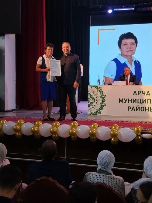 Арча районы мәгариф хезмәткәрләренә төрле бүләкләр тапшырылды