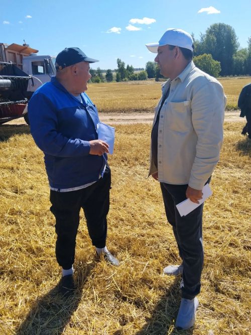 Алдынгы механизаторларга акчалата премия тапшврылды