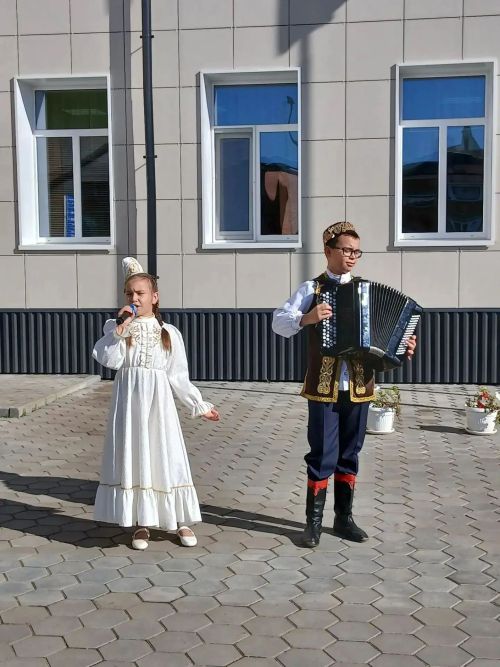 Арчада 938нче сайлау участогында сайлаучыларны җыр-моң белән каршы алалар