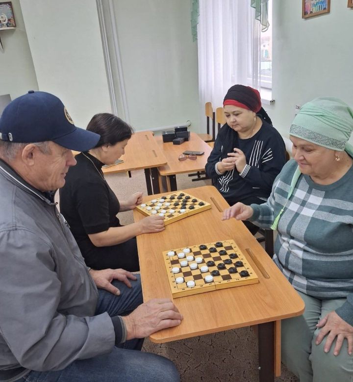 Яңа Кенәр авылында махсус хәрби операциядә хезмәт итүчеләрнең якыннары өчен шашка ярышы узды