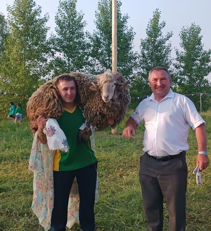Яңа Кенәр авылында өч көрәшче тәкә алды