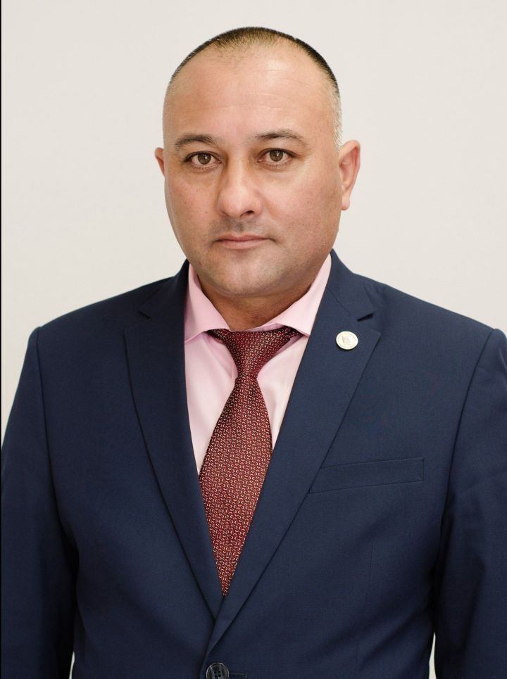 Район мәгариф идарәсе җитәкчесе Рамил Мөхәмәдияров: «1 сентябрьдә районыбыз мәктәпләрендә 519 укучы өчен беренче тапкыр мәктәп кыңгыравы чыңлаячак»
