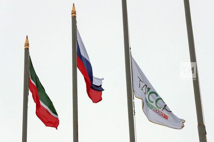 Казан Кремле өстендә "ТАССРның 100 еллыгы" дигән флаг урын алды
