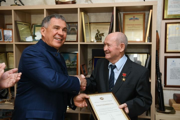 «ТАССР төзелүгә 100 ел» медальләрен тапшыру турындагы карар имзаланды