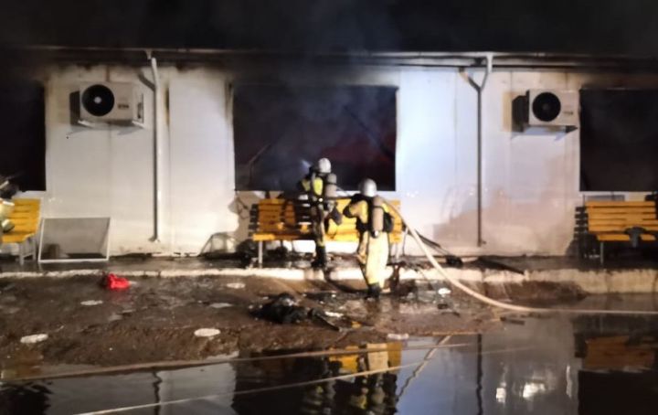 Ночью при тушении огня на фабрике «Акульчев» в Челнах пострадал пожарный