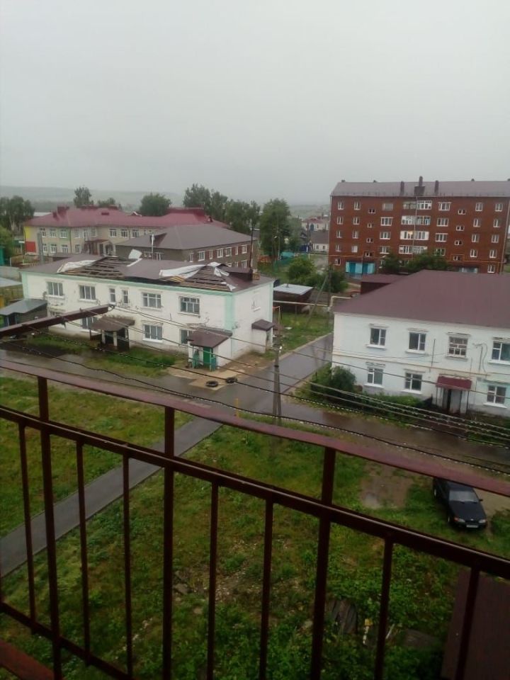 В Татарстане бушует ураган: сорок поселков остались без света, детский сад без крыши