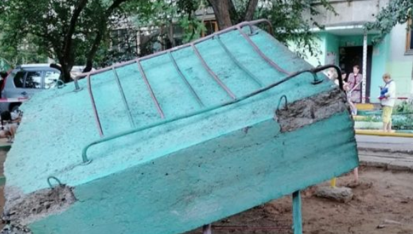 В Астрахани упавшая на детской площадке плита насмерть задавила ребенка