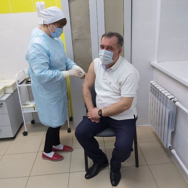 Главный врач Арской ЦРБ привился от коронавируса