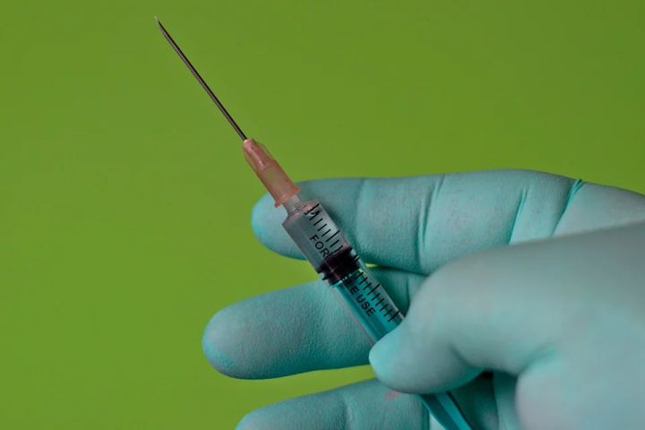 Коронавирустан вакцинация узучылар арасында берничә машина уйнатыла