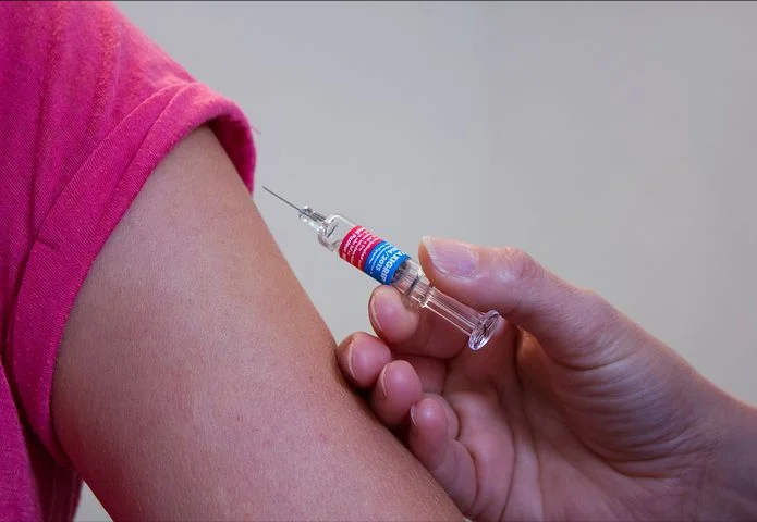 Мошенниклар, табиб кыяфәтендә өйдән-өйгә йөреп, “вакцина” ясый