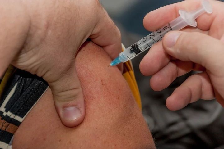Коронавирустан вакцина ясатучылар арасында акча уйнатуның беренче тиражы җиңүчеләре билгеле