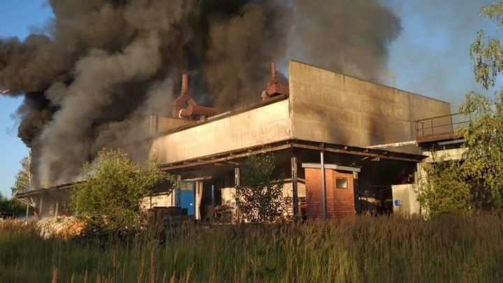 На территории завода в Дербышках потушили пожар