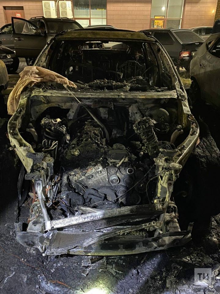 В Татарстане подожгли машины, две легковушки сгорели, еще пять повреждены