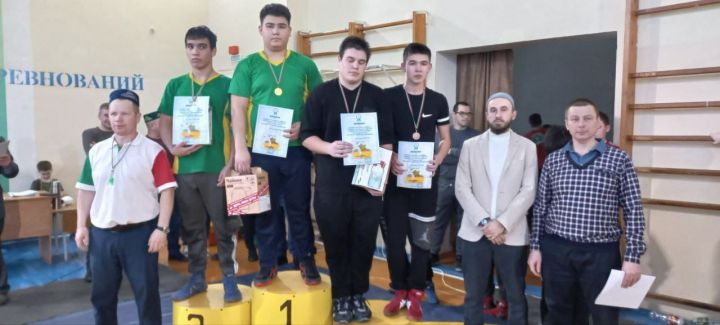 Бу арада Арча көрәшчеләре бүләк җыя. Тагын бәхет елмайды: велосипед эләкте!