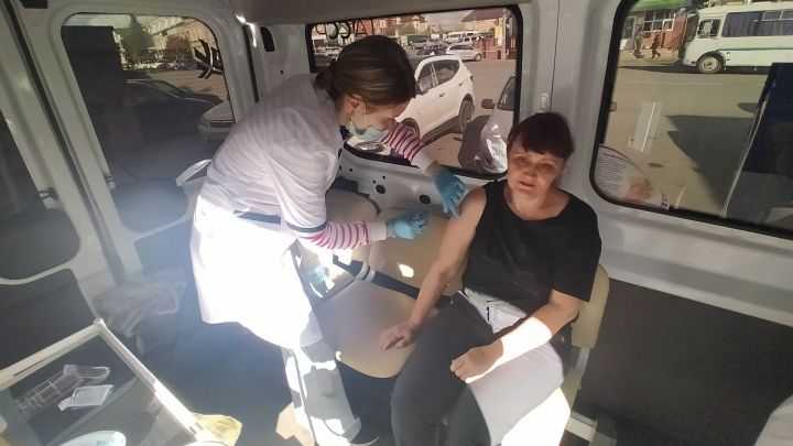 Бүген Арча үзәгендә кибетләр янында мобильмашинада гриппка каршы вакцина ясадылар