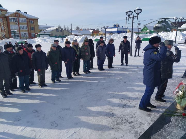 Арчаның Җиңү Паркындагы һәйкәлгә чәчәкләр салдылар