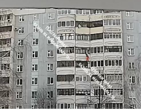 Казанда 6нчы кат тәрәзәсеннән егылып төшкән хатын-кыз үз аягында өенә кереп киткән (ВИДЕО)