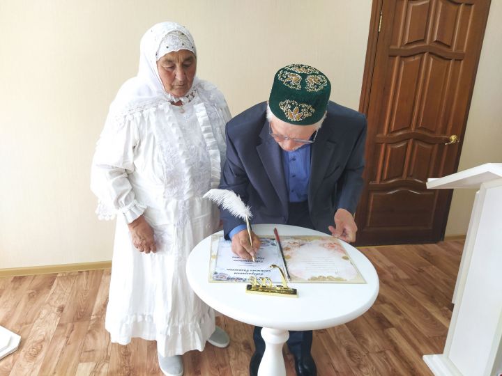 Носы авылында яшәүче Нурисә һәм Сәлимҗан Габдрахмановлар алтын туйларын билгеләп үтте.