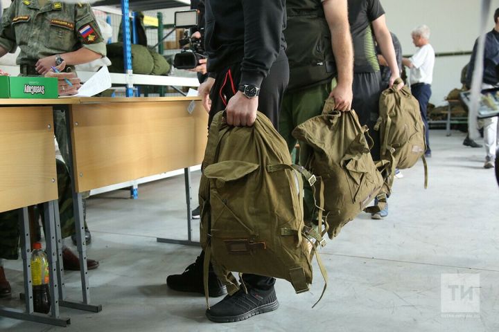 Айрат Фәррахов: Хәрби хезмәткәрләрнең балалары түләүсез уку бүлегенә күчү хокукы алачак