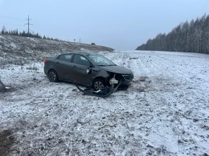 Водитель автомобиля Киа Рио съехала с дороги в кювет попутного направления
