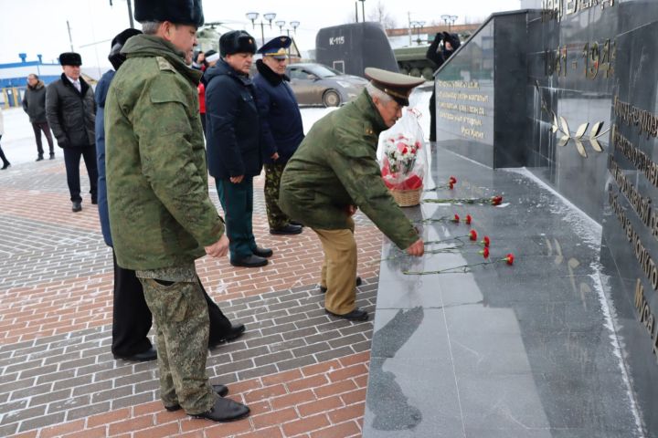 Арчаның Җиңү паркында батырлар истәлегенә чәчәкләр салынды