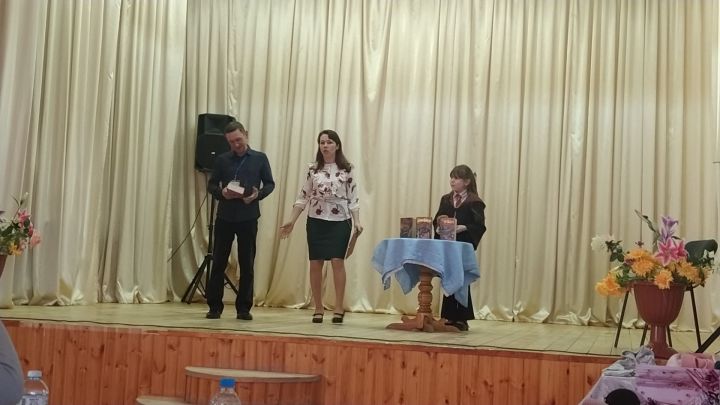 Бала имезгәндә әкрен генә китап укыган (ВИДЕО)