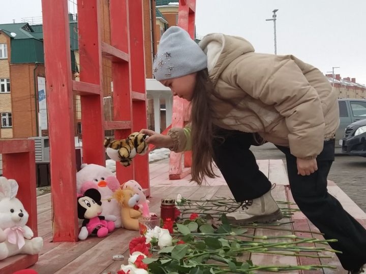 Арчалар Мәскәү өлкәсендәге терактта һәлак булучылар истәлегенә чәчәкләр салды