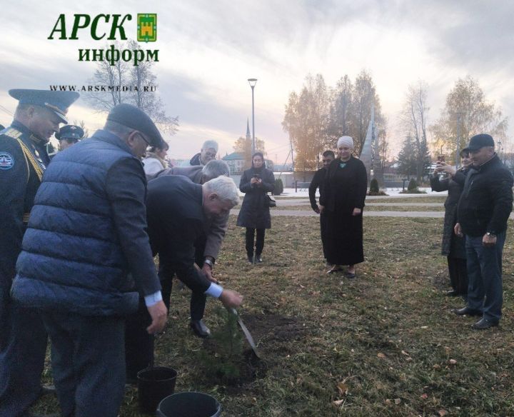 Россия Герое Александр Калери Яңа Кенәрдә агач утыртты