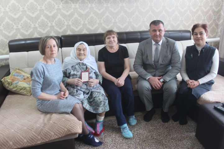 Тыл ветераннарына юбилей медальләре тапшырылды