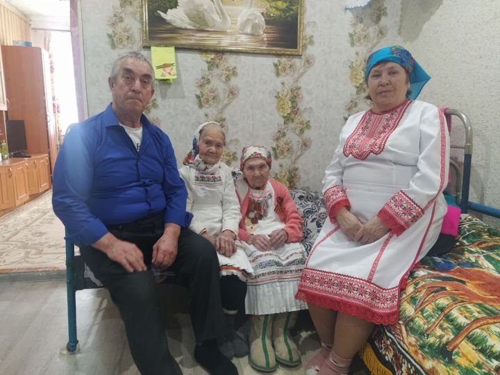 Буыннар чылбыры: сугыш ачысын балачак җилкәләрендә татыган Пикстан һәм Оксина Уразаевалар Лада кызларын көтә