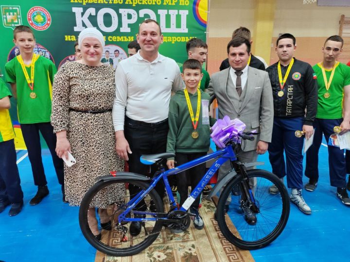 Искәндәровлар бүләге кемгә эләкте?