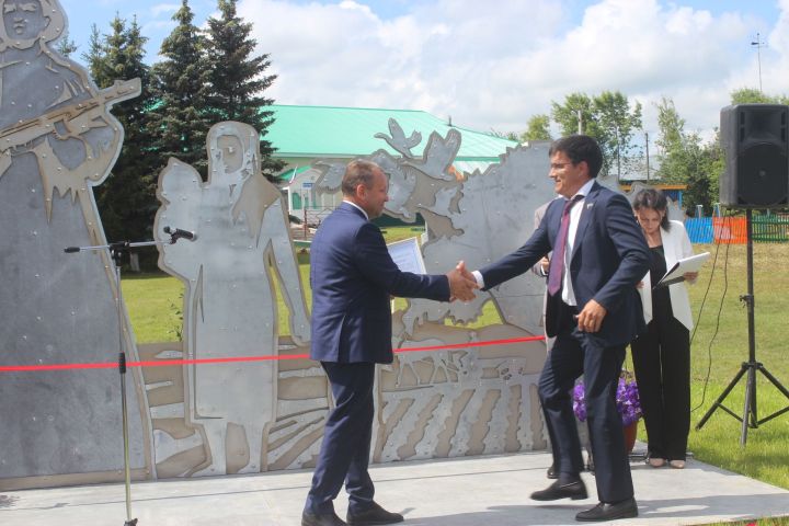 Урта Сәрдә авылында Бөек Ватан сугышы батырлары истәлегенә һәйкәл ачылды