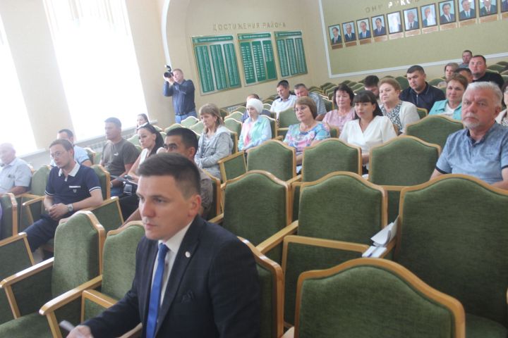 Алмаз Хисаметдинов райондагы банк вәкилләре белән очрашты
