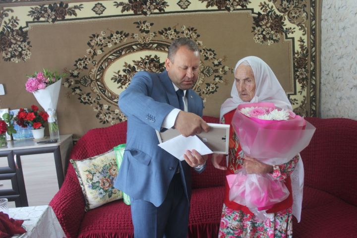 95 яшьлек Мөкәррәмә Галиәхмәтовага Рәхмәт хатлары тапшырылды