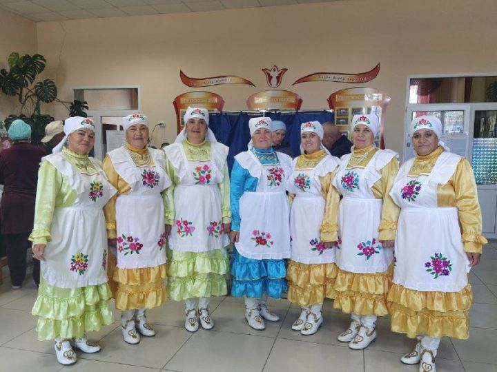 «Өммегөлсем» халык фольклор коллективы кызлары сайлауга милли киемнәрдән килде