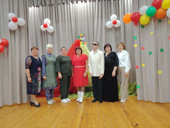 Өлкәннәр күңеленә җыр-моң бүләк иттек
