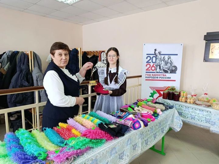 Казанбаш мәктәбе бәйрәм ярминкәсеннән кергән акчаны МХО катнашучыларына ярдәмгә тапшырган