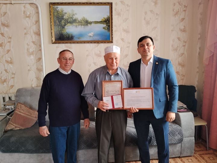 Абруйлы җитәкче иде
