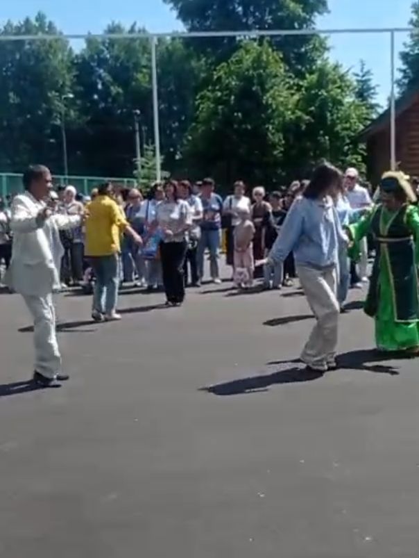 Күрешәләр, кочаклашалар, шатланышалар...