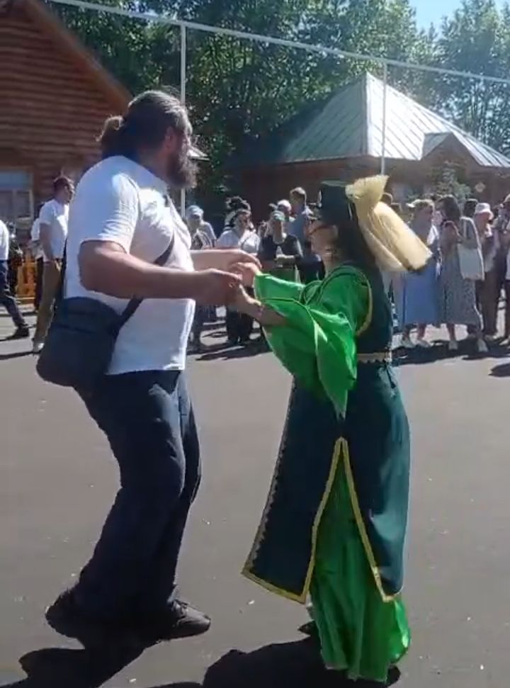 Күрешәләр, кочаклашалар, шатланышалар...