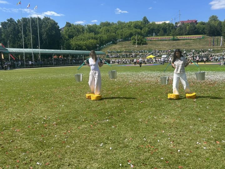 Күрешәләр, кочаклашалар, шатланышалар...