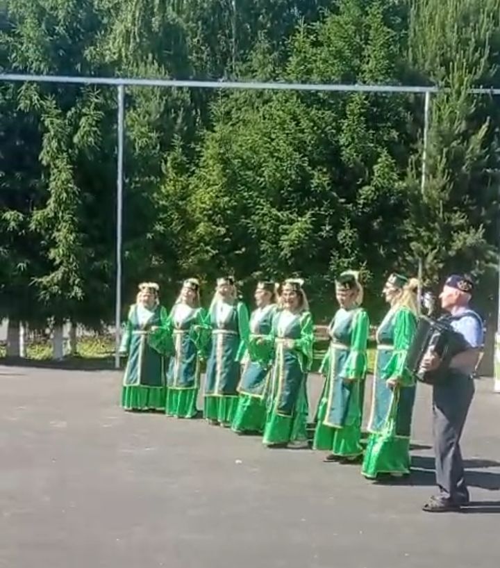 Күрешәләр, кочаклашалар, шатланышалар...