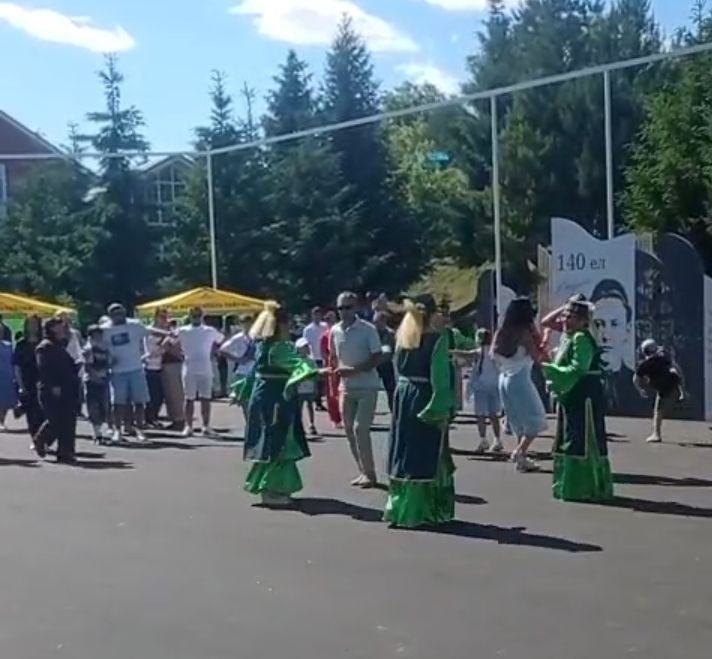 Күрешәләр, кочаклашалар, шатланышалар...