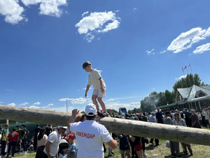 Күрешәләр, кочаклашалар, шатланышалар...
