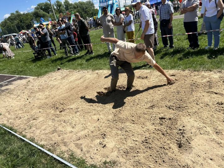 Күрешәләр, кочаклашалар, шатланышалар...
