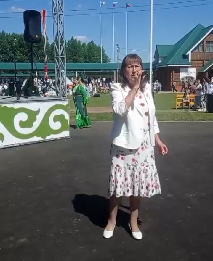 Күрешәләр, кочаклашалар, шатланышалар...