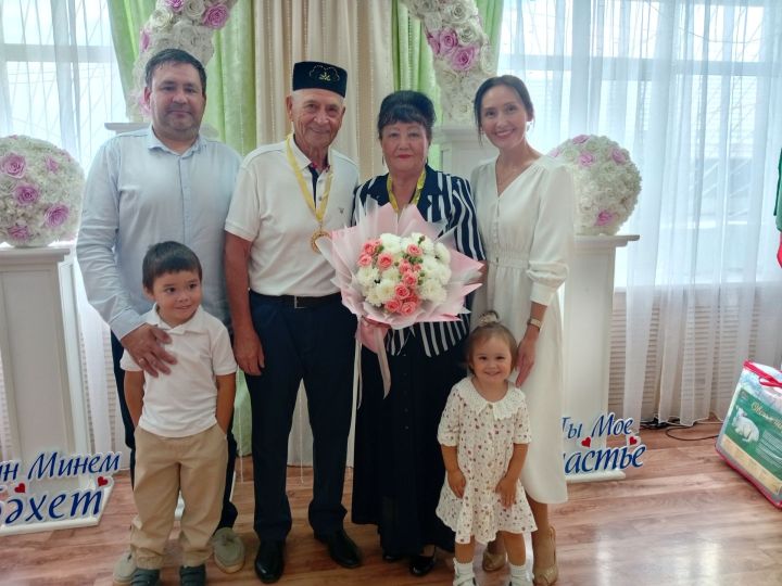 Ярты гасыр бергә, иңне куеп иңгә