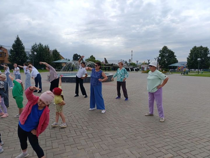Арчаның Җиңү паркында бергәләп физик күнегүләер ясадылар